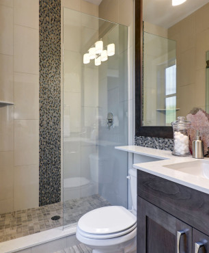 Badezimmer mit Dusche und Mosaikfliesen