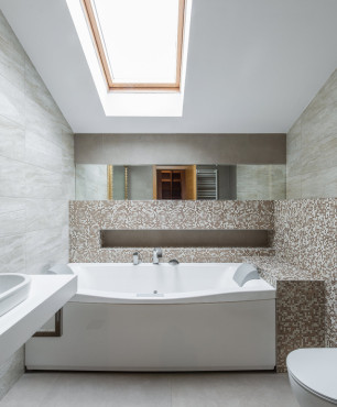 Modernes Bad mit Mosaik und Marmor