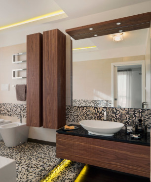 Stilvolles Bad mit Mosaik und Holzelementen