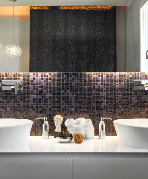 Stilvolles Badezimmer mit schwarzen und lila Mosaiken