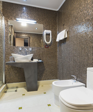 Badezimmer mit braunem Mosaik an der Wand