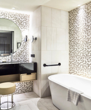Modernes Badezimmer mit geometrischem Mosaik