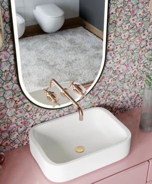 Badezimmer mit grauem und rosa Mosaik
