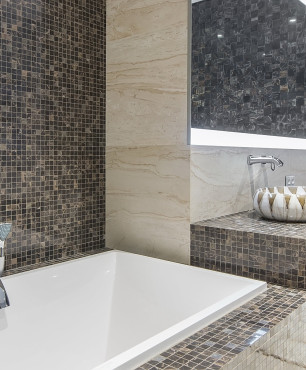 Modernes Badezimmer mit grauem und schwarzem Mosaik