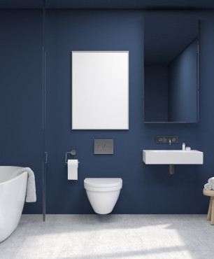 Badezimmer mit einer dunkelblauen Wand
