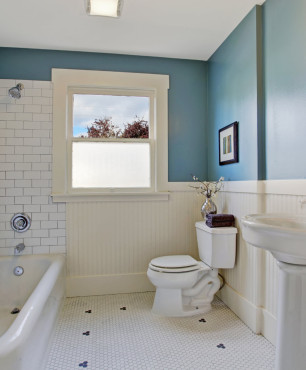 Blaues und weißes Badezimmer