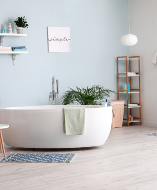 Badezimmer im skandinavischen Stil mit blauer Wand