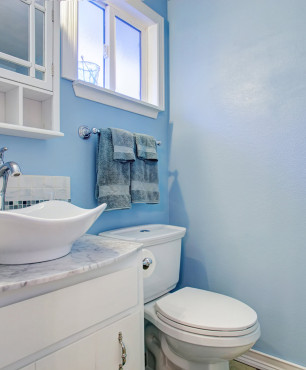 Kleines blaues Badezimmer