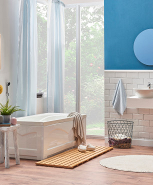Gemütliches Badezimmer in Weiß und Blau