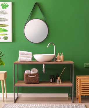 Badezimmer mit grünem Backstein an der Wand