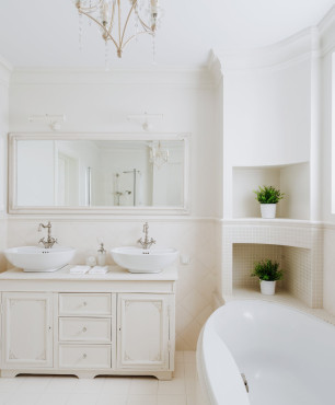 Weißes Badezimmer mit zwei Waschbecken