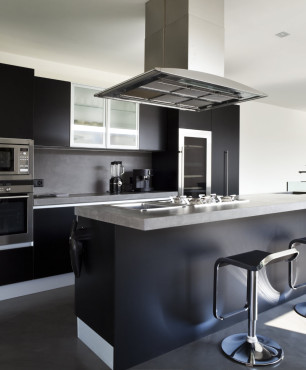 Moderne schwarze Küche