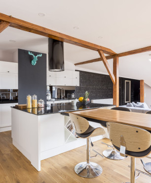 Moderne Küche auf dem Dachboden