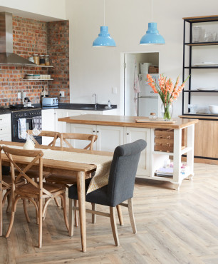 Küche im skandinavischen Stil mit Holzparkettboden