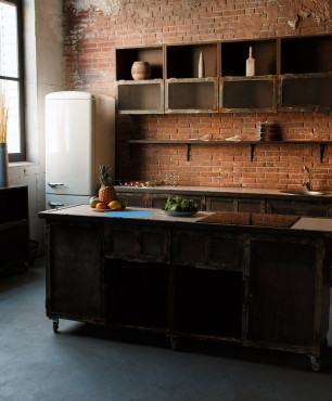 Rustikale Küche mit Backstein an der Wand
