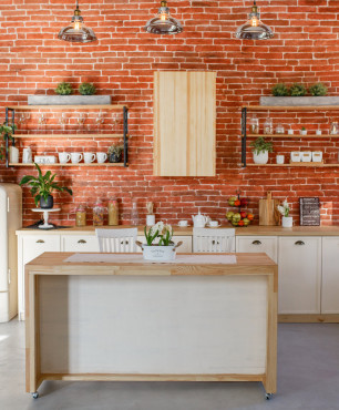 Helle Küche mit Backsteinwand