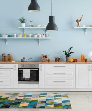 Küche mit blauer Wand und weißen Möbeln