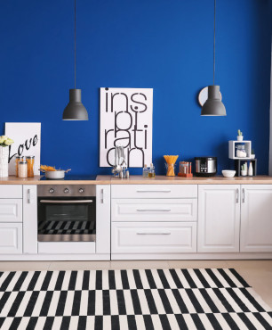 L-förmige Küche mit blauer Wand