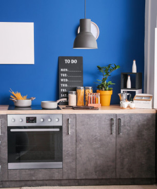 U-förmige Küche mit blauer Wand