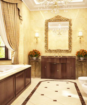 Toskanisches Badezimmer mit gelben Wänden