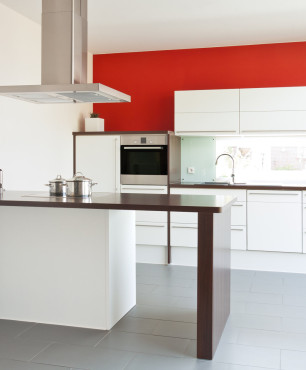 Weiße und rote Küche