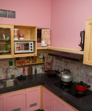 Rosa Küche mit schwarzen Arbeitsplatten