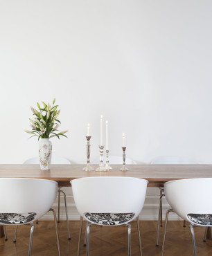 Speisesaal mit weißen Stühlen