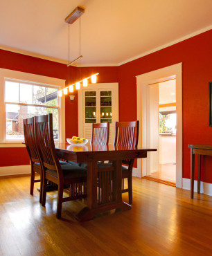 Rotes Esszimmer mit Holztisch