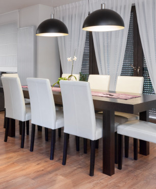 Speisesaal mit elegantem Tisch und Stühlen