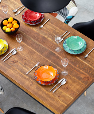 Speisesaal mit Holztisch und Betonboden