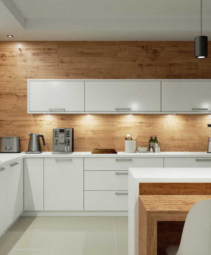 Moderne Küche mit Holzwand