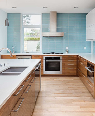 Moderne Küche mit blauen Fliesen.