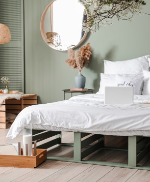 Grünes Holzbett im Schlafzimmer
