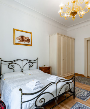 Klassisches Schlafzimmer mit Kleiderschrank