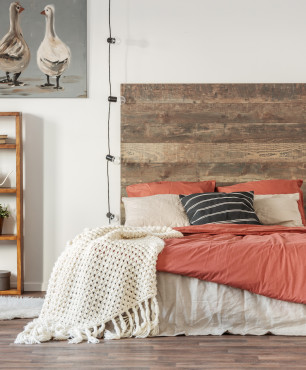 Bett aus hellem Holz für kleine Schlafzimmer