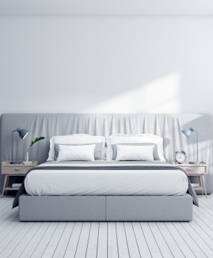 Schlafzimmer mit weißem Holzboden