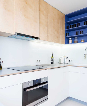 Moderne Eckküche weiß und blau