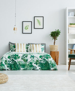 Schlafzimmer mit grünen Accessoires