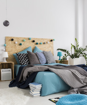 Rustikaler Stil im Schlafzimmer mit blauen Accessoires