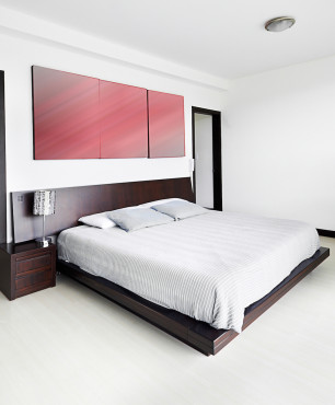 Gestaltung eines weißen Schlafzimmers mit Ankleidezimmer