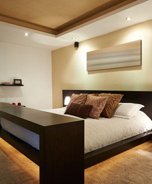 Schlafzimmerdesign mit braunem Bett