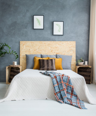 Schlafzimmer mit stilvollem Holzschrank