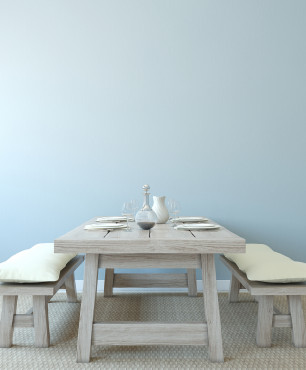 Holztisch in einem blauen Esszimmer