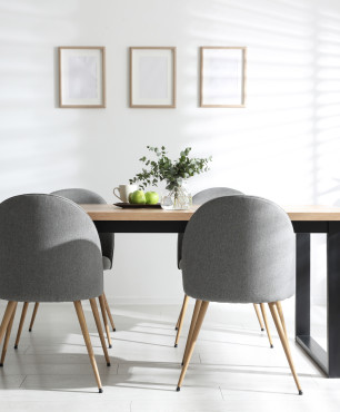 Esszimmer mit grau gepolsterten Stühlen