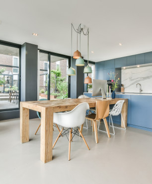Blaue Küche mit Holztisch