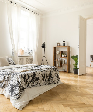 Cremefarbenes Schlafzimmer mit Holzparkettboden