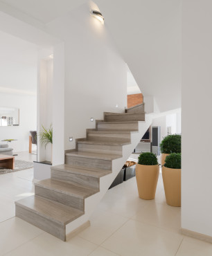 Weißes Wohnzimmer mit Treppe