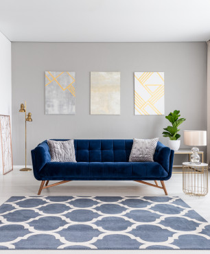 Stilvolles Wohnzimmer mit marineblauem Sofa