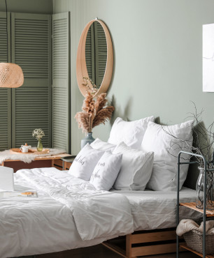 Schlafzimmer mit Olivenwand