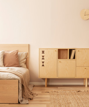 Stilvolles Schlafzimmer in hellem Holz